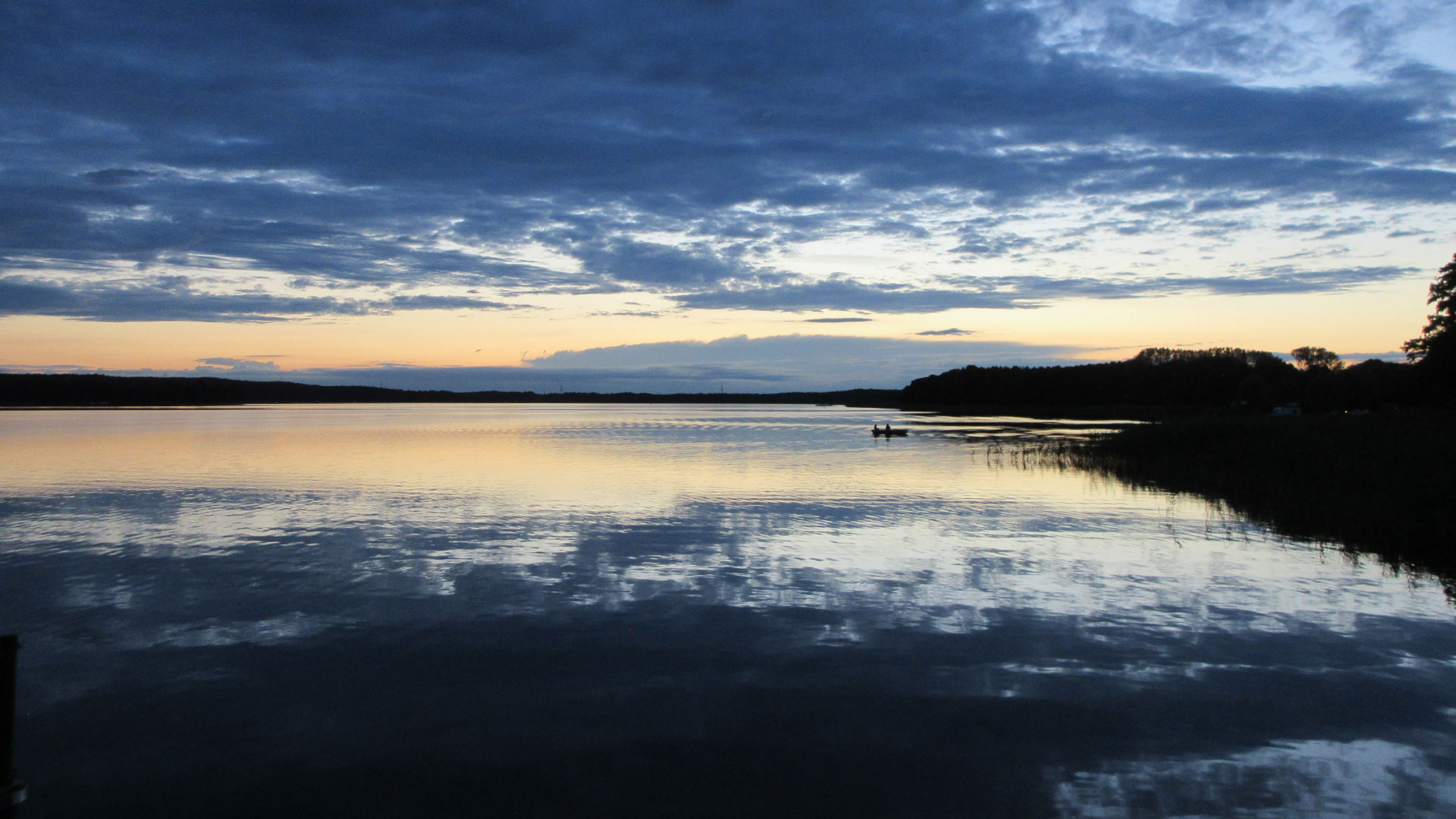 Sonnenuntergang in Schweden über einem See.