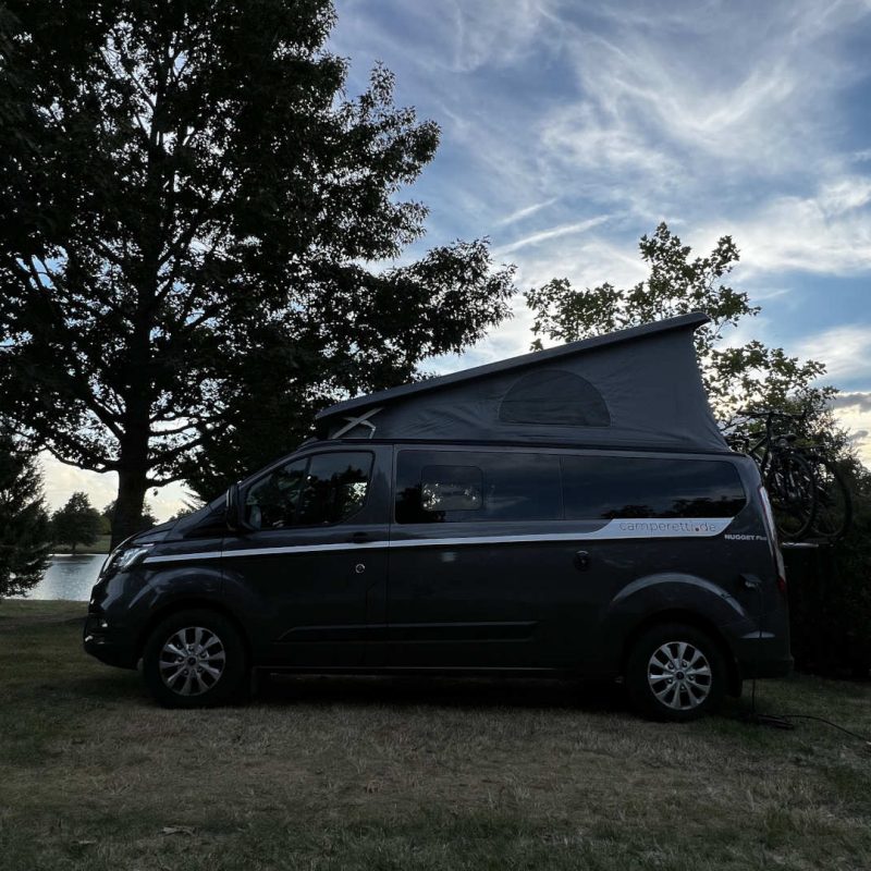 Camperetti Camper auf einem Stellplatz direkt am See in Frankreich.