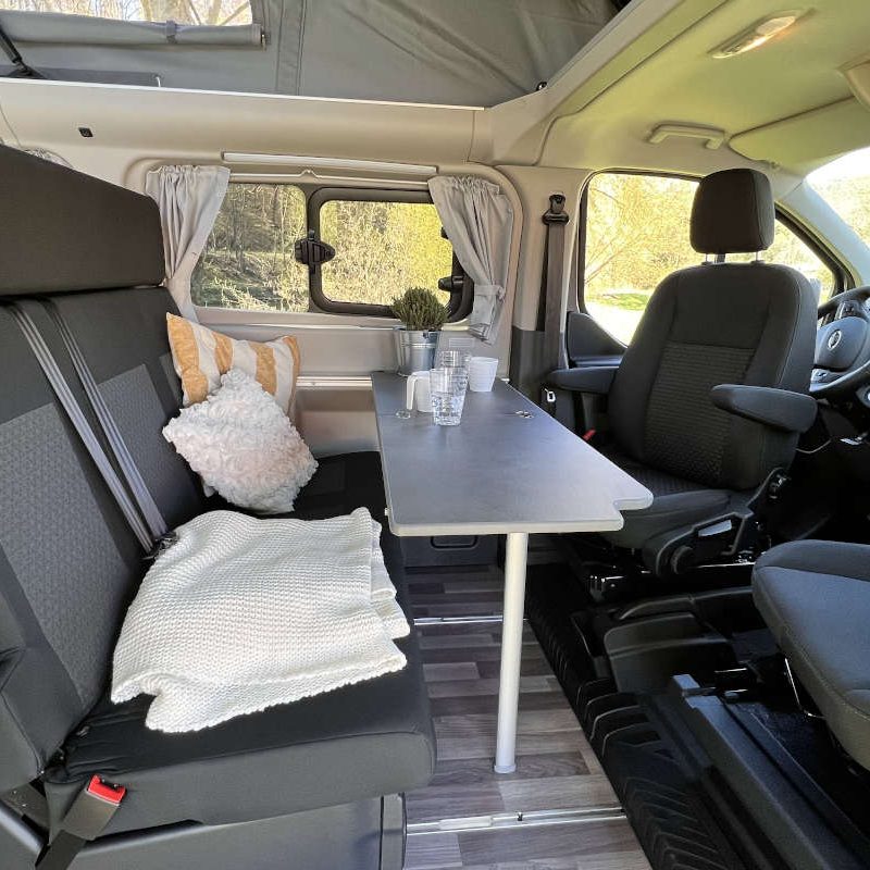 Wohnmobil mit großzügiger Sitzecke im Ford Nugget Plus.